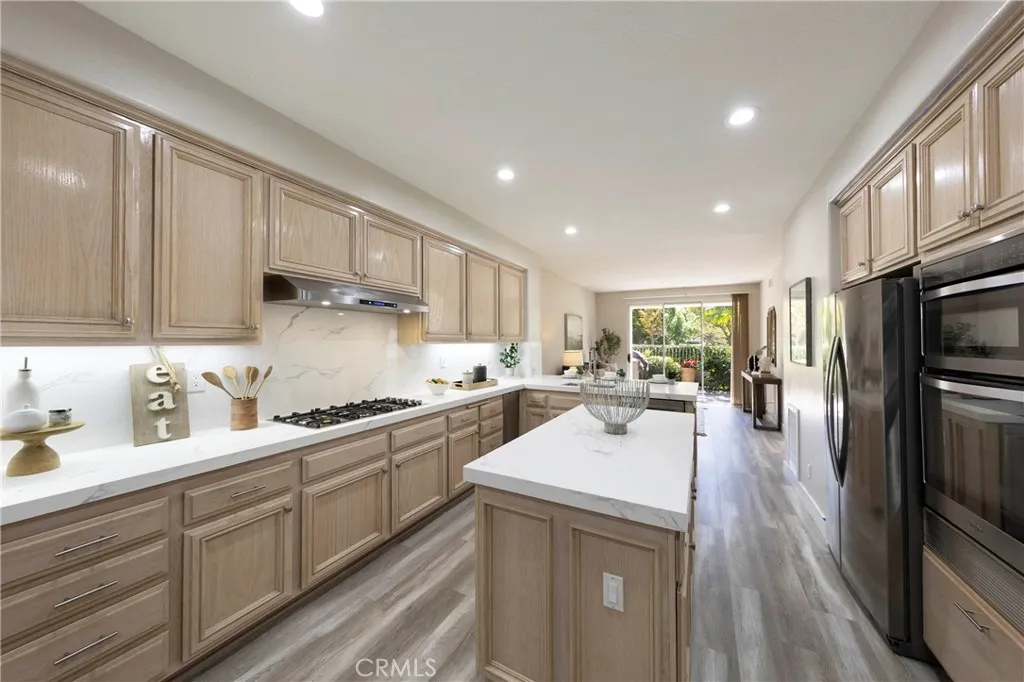 28 Brigmore Aisle, Irvine, California 92603 home-pic-16