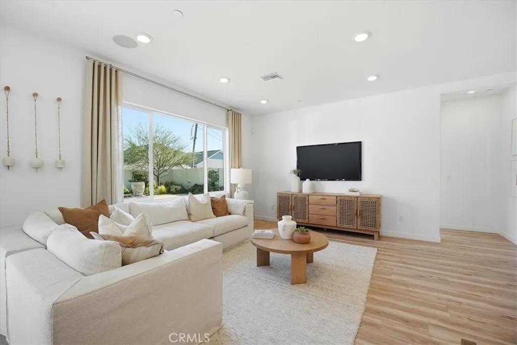 3223 E Avenue J-4 Drive, Lancaster, California 93535 home-pic-4