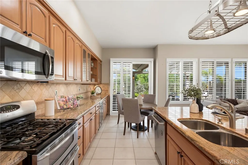 42715 Mountain Shadow Road, Murrieta, California 92562 home-pic-22