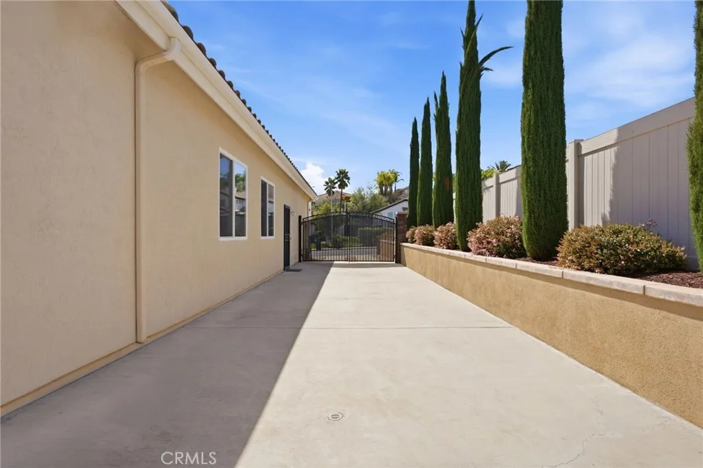 42715 Mountain Shadow Road, Murrieta, California 92562 home-pic-43