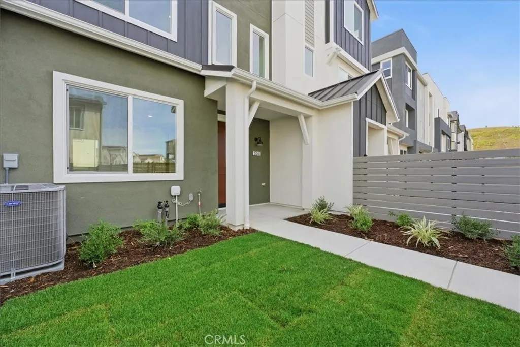 Fully Lanscaped Front Courtyard with 5 ft Privacy Fence