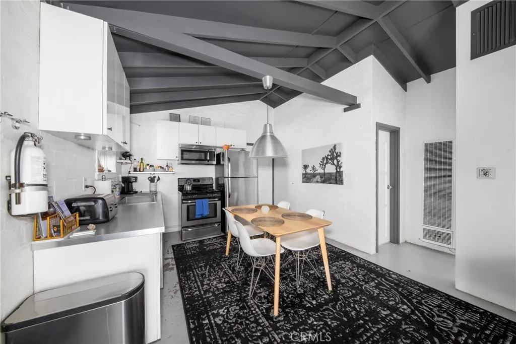 6443 Valley View Street, Joshua Tree, California 92252 home-pic-10