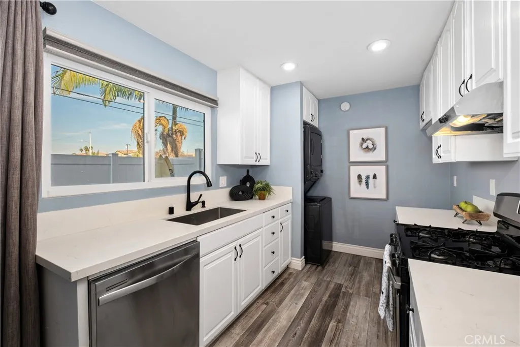 8415 Benjamin Drive, Huntington Beach, California 92647 home-pic-8