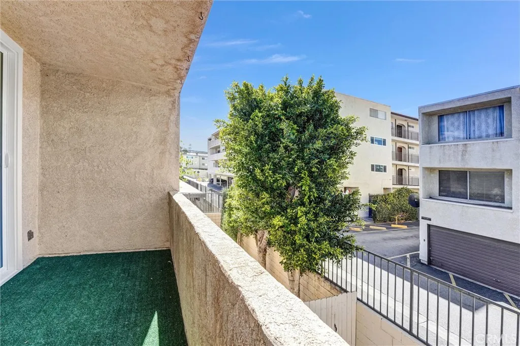 5429 Newcastle, Encino, California 91316 home-pic-23