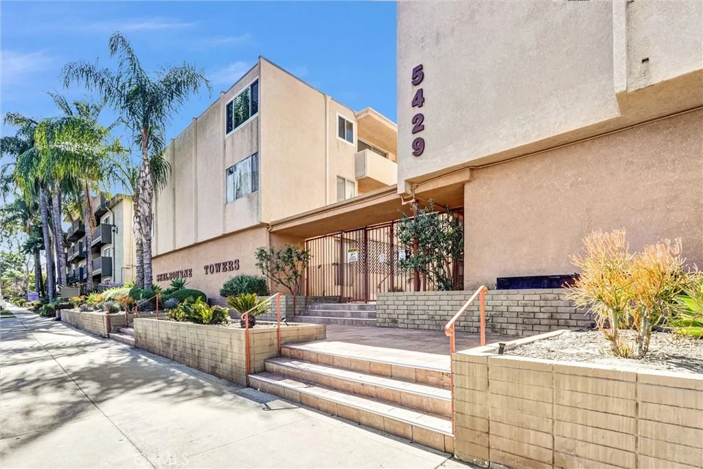 5429 Newcastle, Encino, California 91316 home-pic-1