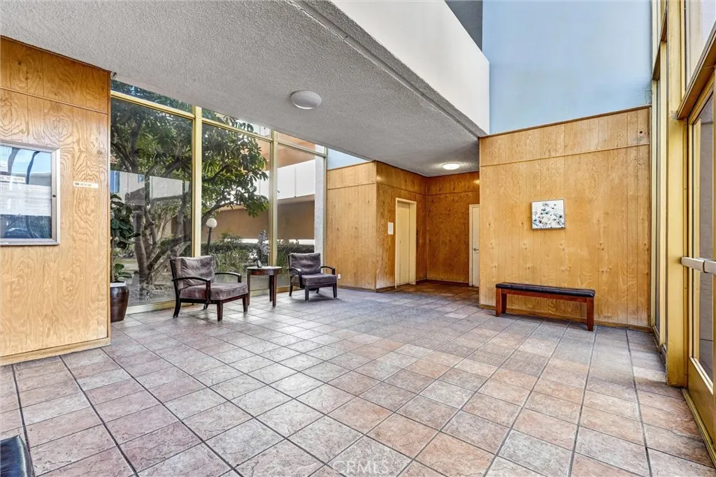 5429 Newcastle, Encino, California 91316 home-pic-2
