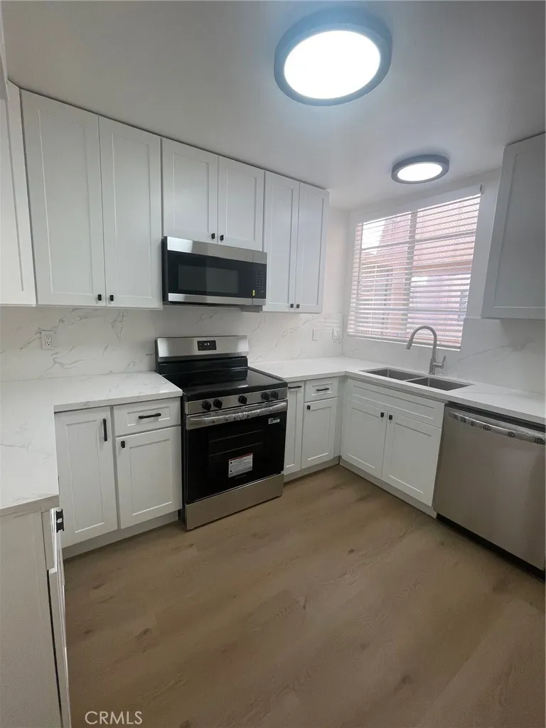 5429 Newcastle, Encino, California 91316 home-pic-15
