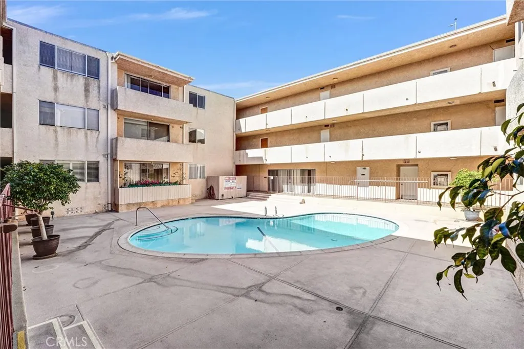 5429 Newcastle, Encino, California 91316 home-pic-3