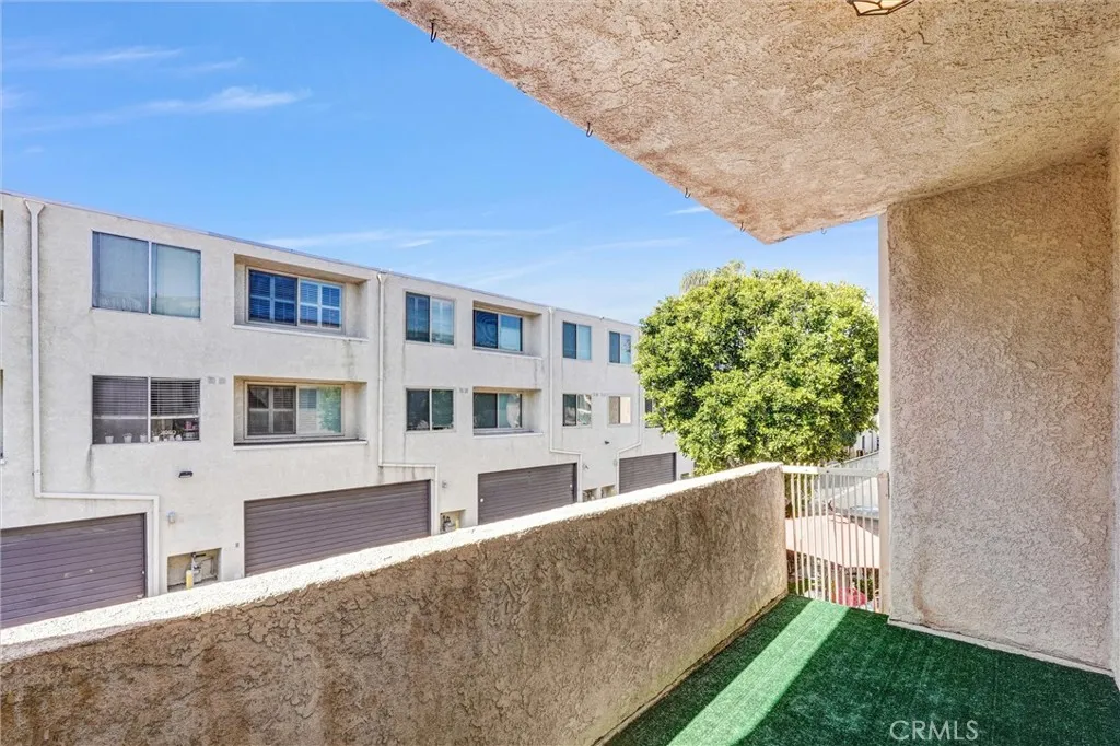 5429 Newcastle, Encino, California 91316 home-pic-24
