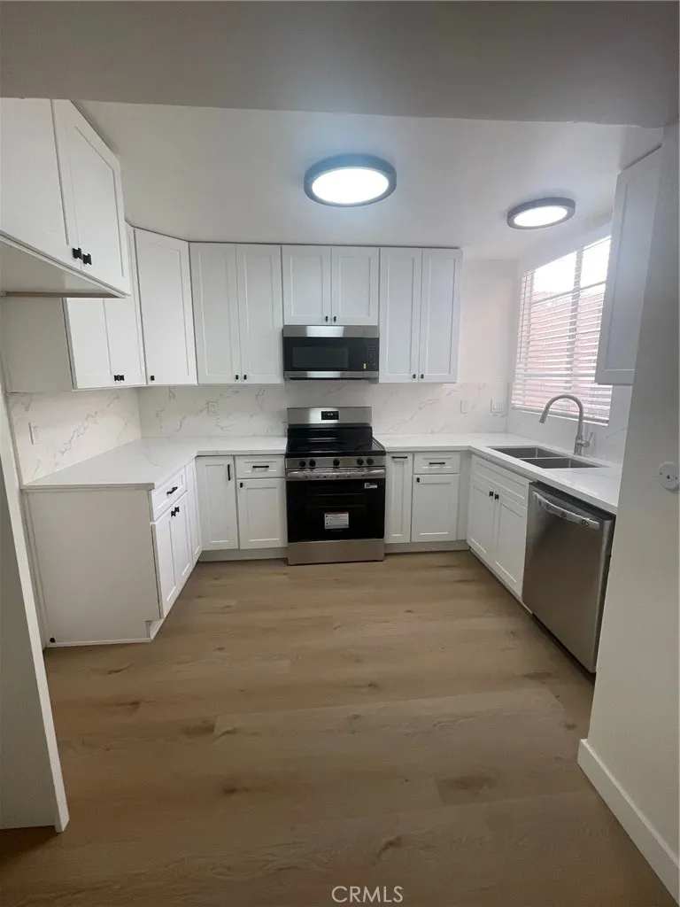 5429 Newcastle, Encino, California 91316 home-pic-9