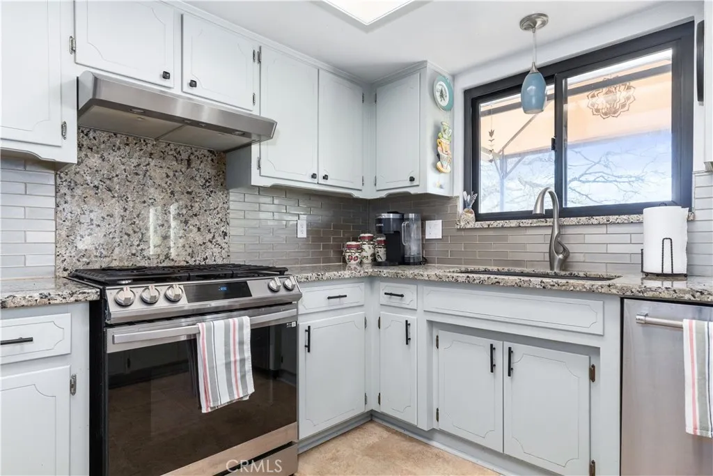 Newer Propane range  purchase in 2023. Beautiful granite counters .