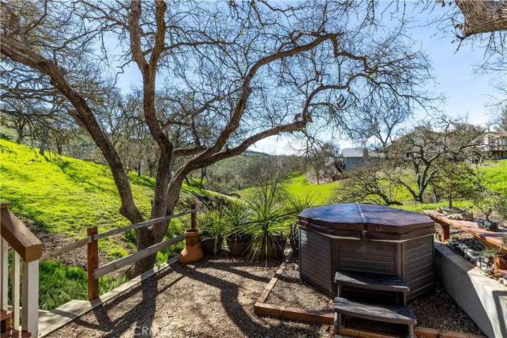 Enjoy the beautiful open space and star gazing from the hot tub.
