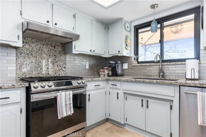 Newer Propane range  purchase in 2023. Beautiful granite counters .