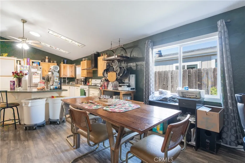dining room to kitchem