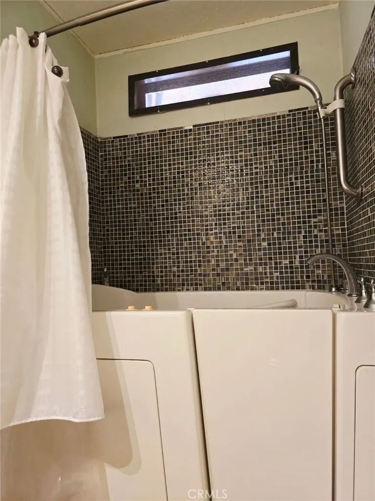 Guest walk in tub/shower

