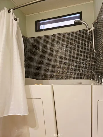 Guest walk in tub/shower
