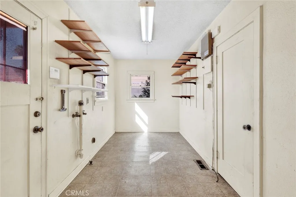 637 E Fairmount Road, Burbank, California 91501 home-pic-21