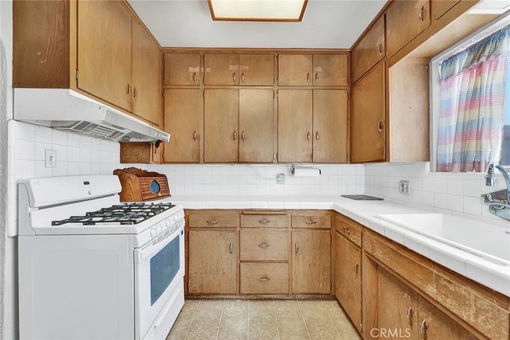 637 E Fairmount Road, Burbank, California 91501 home-pic-17