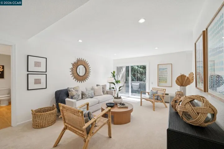 SPACIOUS LIVING ROOM