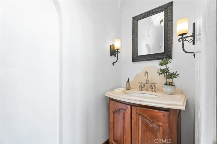 Enrty Level Powder Room