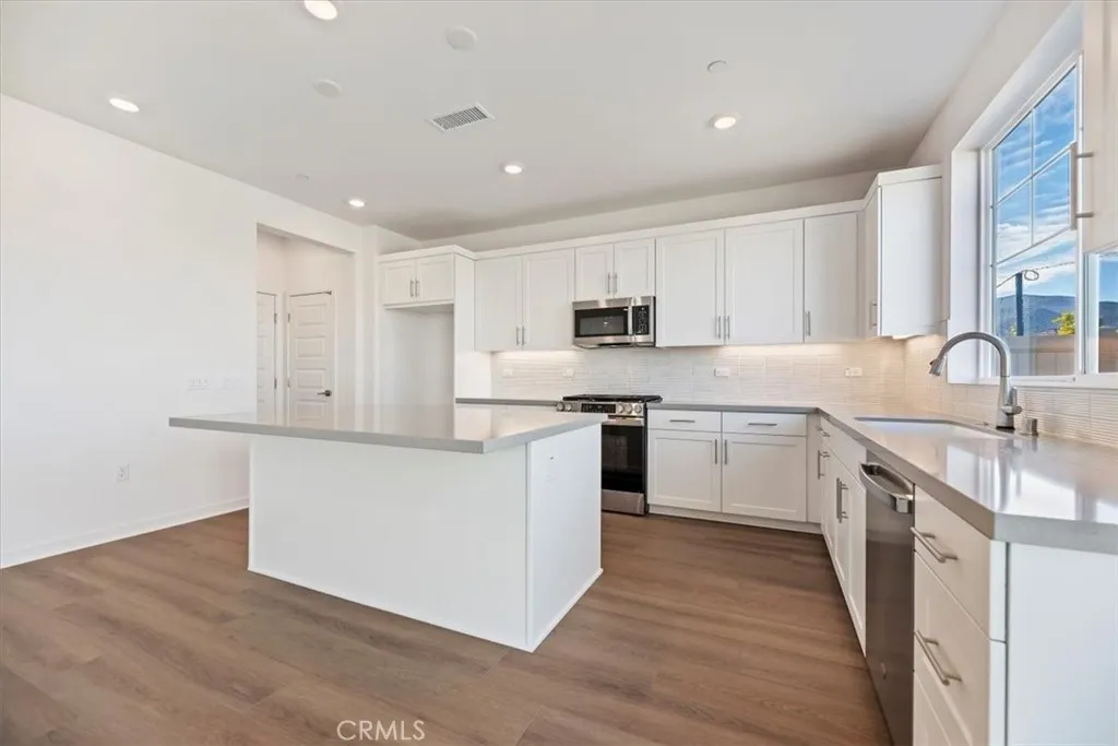 3730 Crossen Drive, Corona, California 92883 home-pic-2