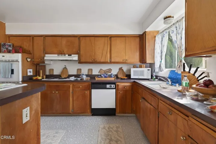 60-web-or-mls-UpmarketMedia-733Ivy-50