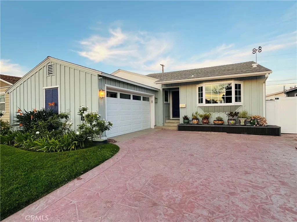 13208 Hansworth Ave, Hawthorne, California 90250 home-pic-1