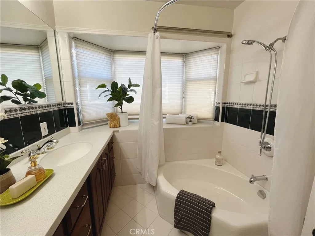 13208 Hansworth Ave, Hawthorne, California 90250 home-pic-15