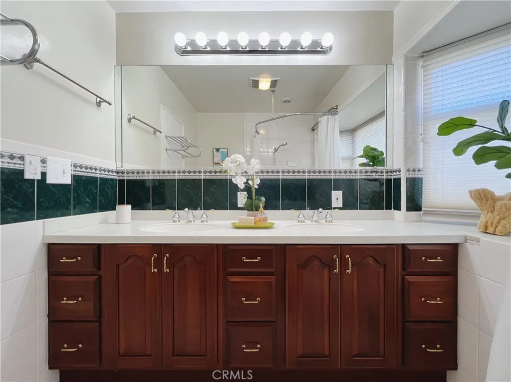 13208 Hansworth Ave, Hawthorne, California 90250 home-pic-14