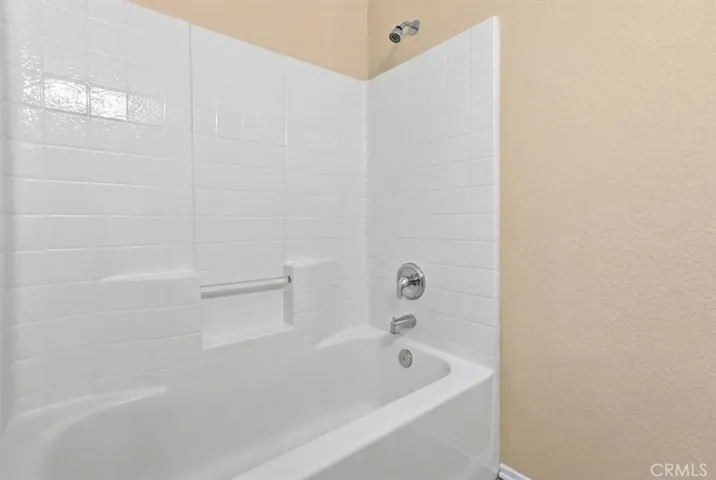 Hallway Bathroom w/bathtub