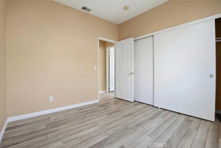 1st Bedroom w/closet sliding door
