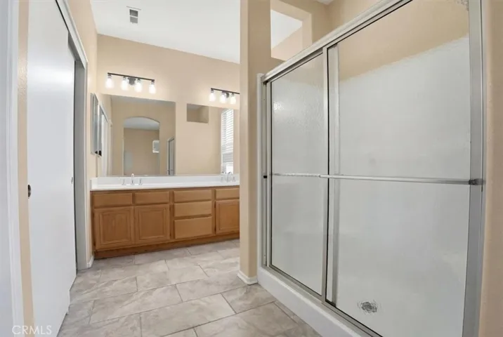 Master Bathroom w/ walking shower