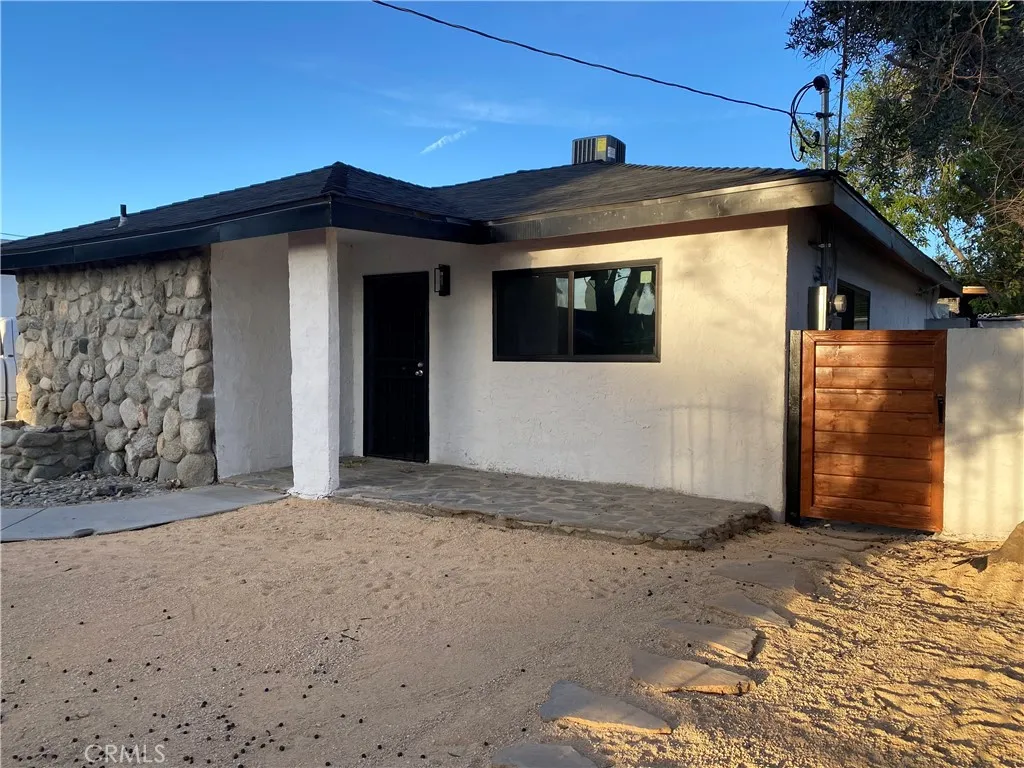 1217 Woodworth, San Fernando, California 91340 home-pic-1