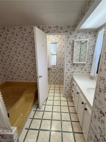 Main bath sunken tub, seperate shower, private water closet.