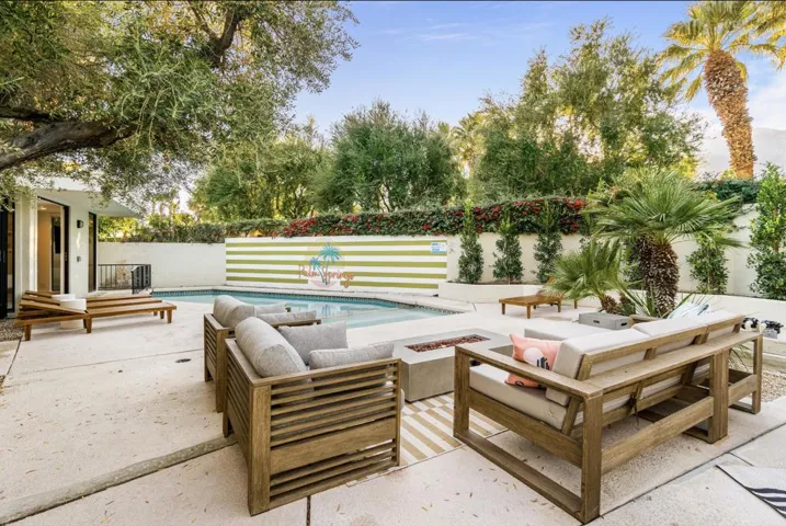 Private Yard / Pool