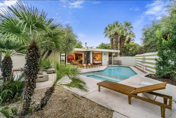 Private Yard / Pool