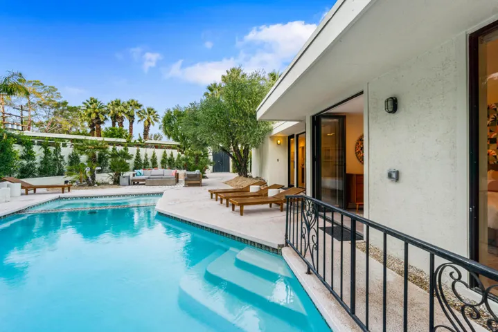 Private Yard / Pool