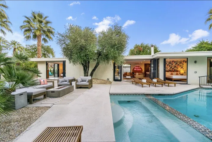 Private Yard / Pool
