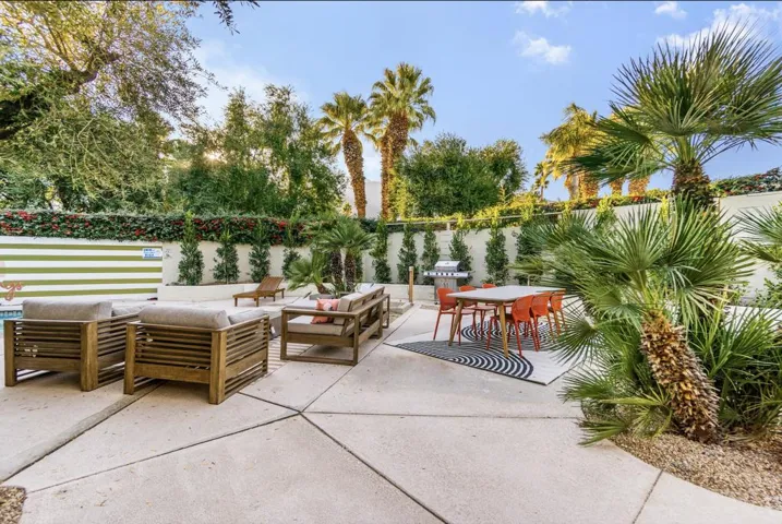 Private Yard / Pool