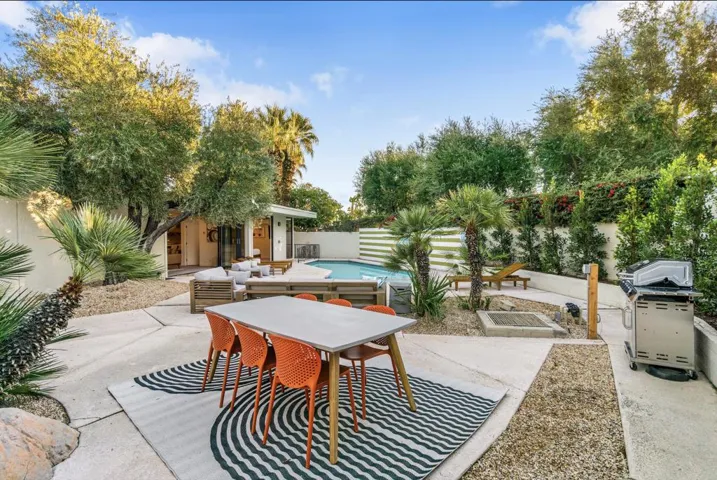 Private Yard / Pool