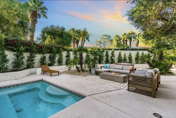 Private Yard / Pool