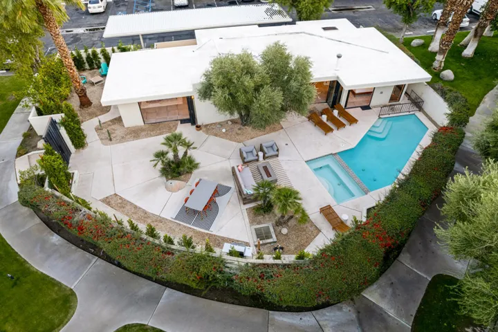 Private Yard / Pool