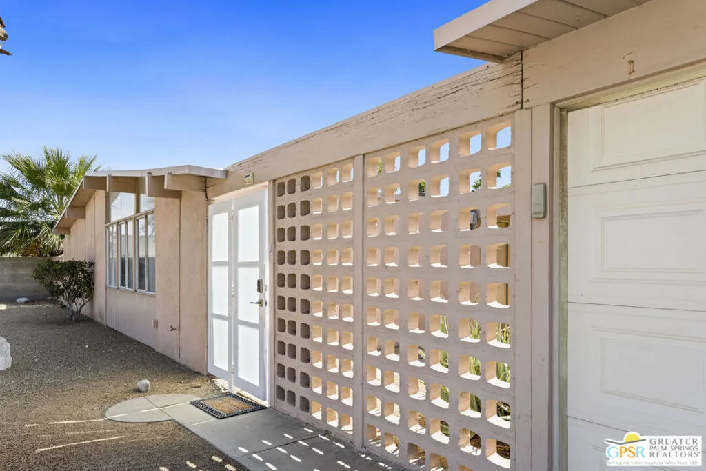 889 E Janet Circle, Palm Springs, California 92262 home-pic-4