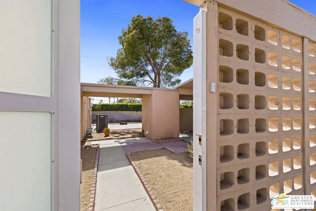 889 E Janet Circle, Palm Springs, California 92262 home-pic-5