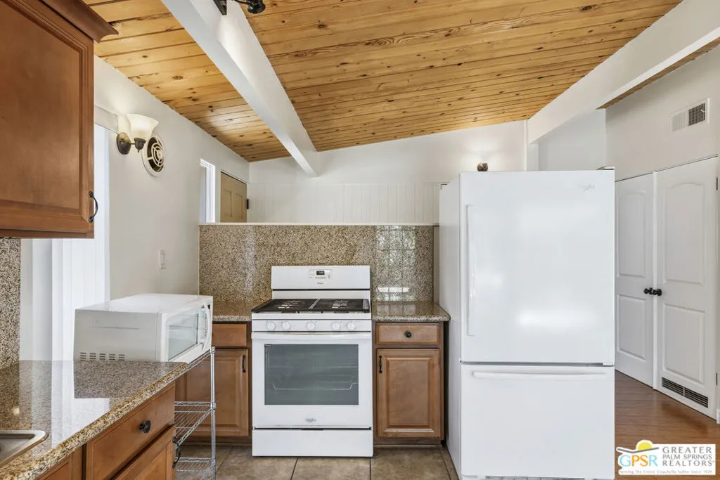 889 E Janet Circle, Palm Springs, California 92262 home-pic-12