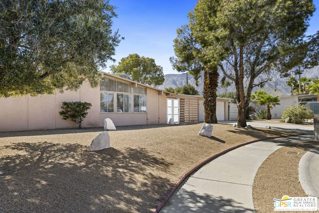 889 E Janet Circle, Palm Springs, California 92262 home-pic-1