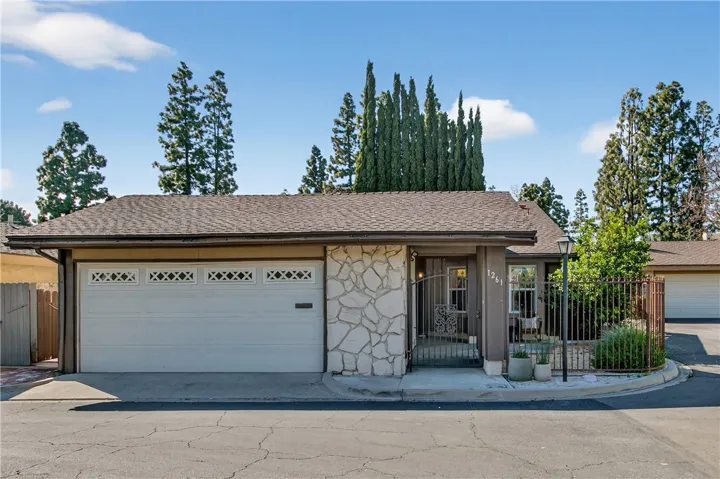 Front of Home, 2 Car Garage