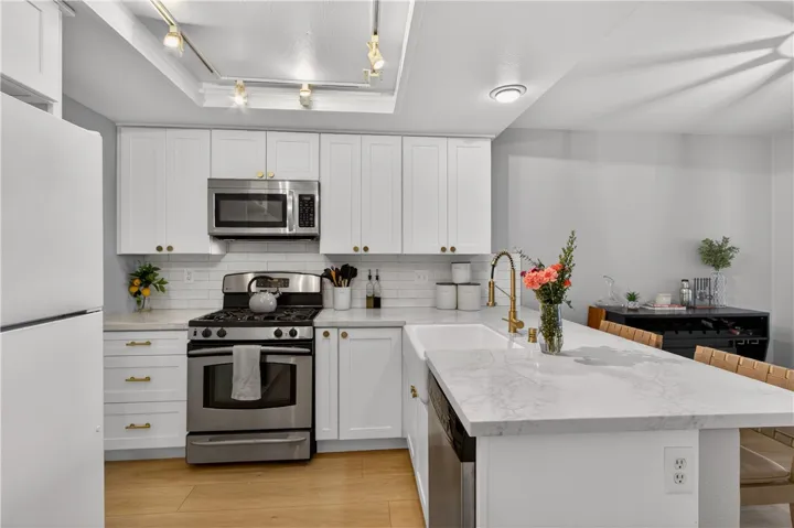 Kitchen with Breakfast Bar
