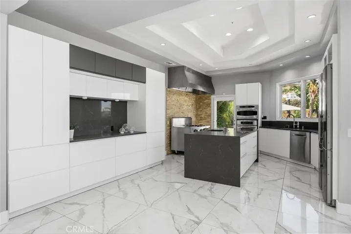 Do you like to cook?  This is a cheifs dream, the door leads to the yard making it easy for extending you indoor cooking to the outdoors.