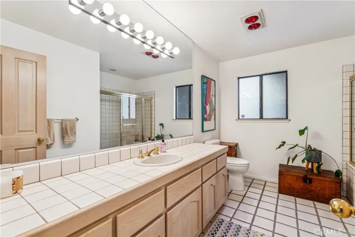 Shared Guest Bathroom